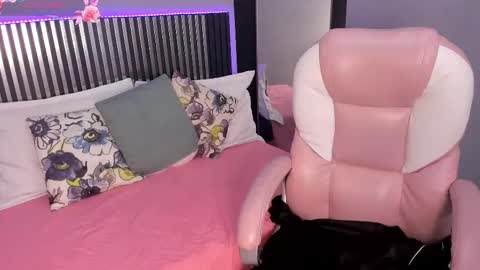 Snapshot of sky_winter chatting on 09-23-25, 01:36 S O F I online show from 09-23-25, 01:36