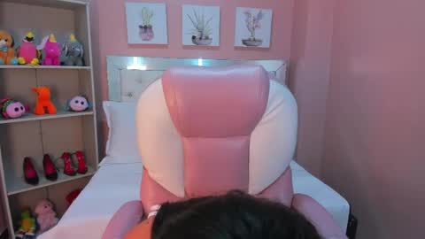 Snapshot of sky_winter chatting on 04-19-26, 06:10 S O F I online show from 04-19-26, 06:10