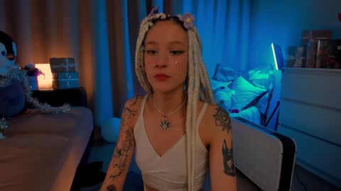 Snapshot of skyewavy chatting on 12-17-24, 02:12    online show from 12-17-24, 02:12