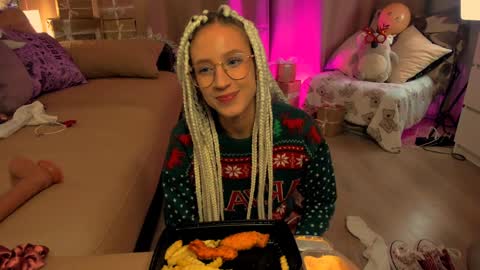 Snapshot of skyewavy chatting on 12-27-24, 08:07    online show from 12-27-24, 08:07