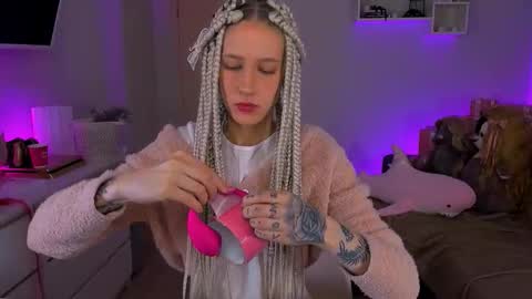 Snapshot of skyewavy chatting on 09-28-25, 04:29    online show from 09-28-25, 04:29