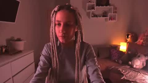 Snapshot of skyewavy chatting on 10-17-25, 10:12    online show from 10-17-25, 10:12