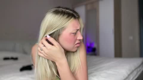 Snapshot of skyffi chatting on 02-08-25, 06:22 GARRY AND SOPHIA online show from 02-08-25, 06:22