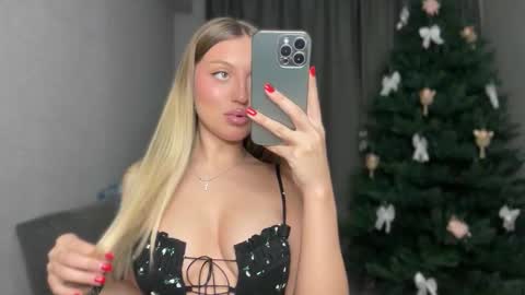 Snapshot of skyffi chatting on 11-30-25, 07:18 GARRY AND SOPHIA online show from 11-30-25, 07:18