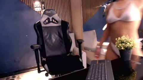 Snapshot of skylerbloom chatting on 09-20-25, 04:35 skylerbloom online show from 09-20-25, 04:35