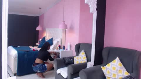 Snapshot of skylerbloom chatting on 10-04-25, 06:55 skylerbloom online show from 10-04-25, 06:55