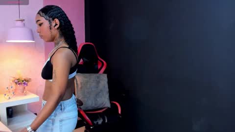 Snapshot of skylerbloom chatting on 10-13-25, 02:22 skylerbloom online show from 10-13-25, 02:22