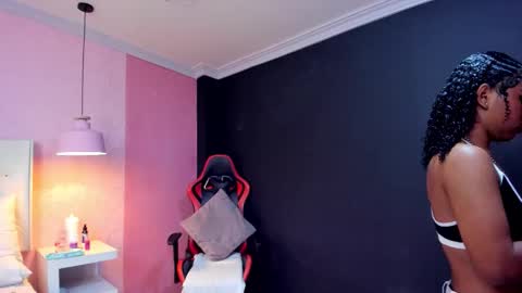 Snapshot of skylerbloom chatting on 10-20-25, 03:18 skylerbloom online show from 10-20-25, 03:18