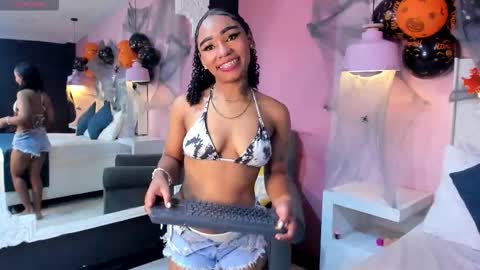 Snapshot of skylerbloom chatting on 10-25-25, 02:02 skylerbloom online show from 10-25-25, 02:02