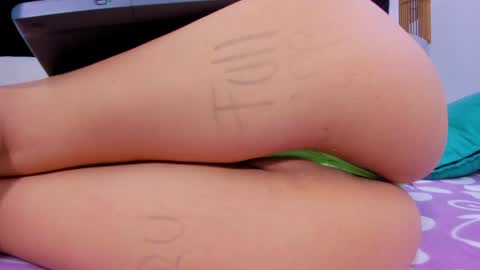 Snapshot of skynny_horney chatting on 02-26-25, 12:27 Skynny online show from 02-26-25, 12:27