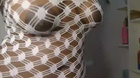 Snapshot of skyy_brown chatting on 02-16-25, 05:26 Bella online show from 02-16-25, 05:26