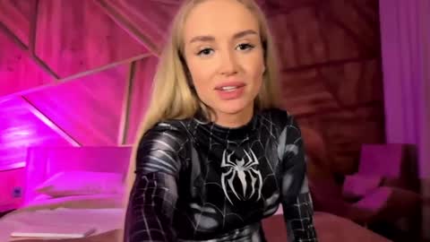 Snapshot of slemgem chatting on 12-15-24, 09:20 Slemgem Amy friends online show from 12-15-24, 09:20