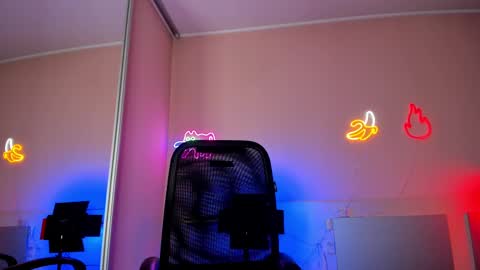 Snapshot of slemgem chatting on 02-13-25, 10:11 Slemgem Amy friends online show from 02-13-25, 10:11