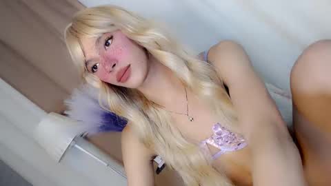 Snapshot of slimgirl_patricia chatting on 09-18-25, 06:43 Pat online show from 09-18-25, 06:43