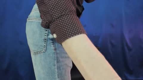 Snapshot of slippery_thighs chatting on 12-17-25, 04:02 slippery thighs online show from 12-17-25, 04:02