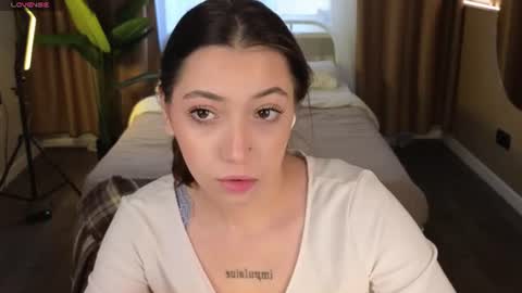 Snapshot of slow_flower chatting on 06-11-26, 12:36 Emilia online show from 06-11-26, 12:36
