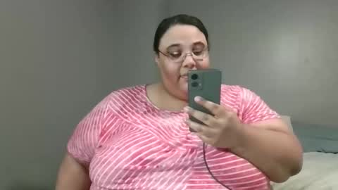 Snapshot of sluttyjess31 chatting on 05-14-26, 12:17 Jessica online show from 05-14-26, 12:17