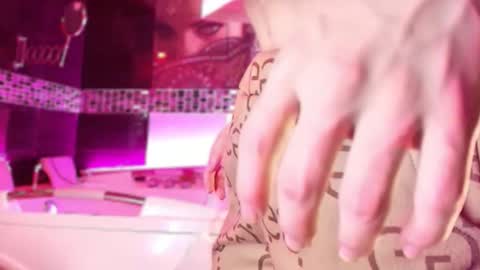 Snapshot of small_hot19 chatting on 01-09-26, 09:23 Small Hot19 online show from 01-09-26, 09:23