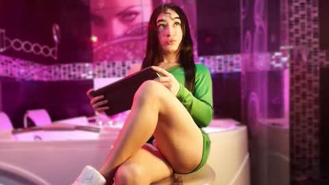 Snapshot of small_hot19 chatting on 02-17-26, 09:39 Small Hot19 online show from 02-17-26, 09:39