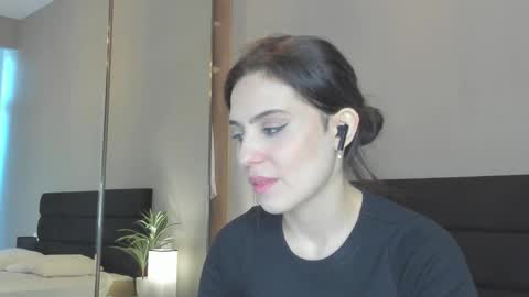 Snapshot of smile_forever_ chatting on 10-22-25, 09:20 Bella online show from 10-22-25, 09:20