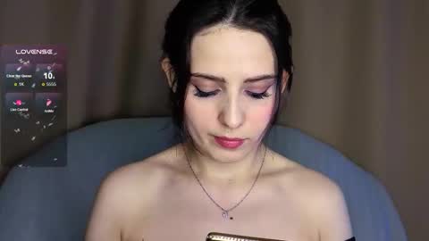 Snapshot of smile_forever_ chatting on 11-30-25, 05:06 Bella online show from 11-30-25, 05:06