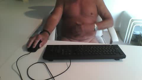 Snapshot of smilesnsmiles chatting on 09-18-25, 09:33 George online show from 09-18-25, 09:33