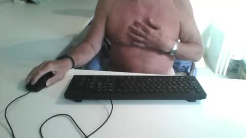 Snapshot of smilesnsmiles chatting on 10-20-25, 03:01 George online show from 10-20-25, 03:01