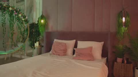 Mia online show from 11-17-25, 05:13