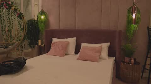 Mia online show from 11-26-25, 05:08