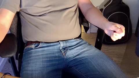 Snapshot of sneakybill82 chatting on 09-29-25, 06:35 Sneakybill online show from 09-29-25, 06:35