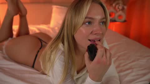 Snapshot of snow_is_falling chatting on 01-12-25, 04:29 Candice Snow online show from 01-12-25, 04:29