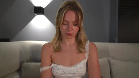 Snapshot of snow_is_falling chatting on 01-25-25, 02:47 Candice Snow online show from 01-25-25, 02:47