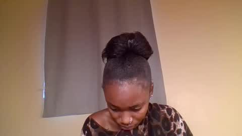 Snapshot of snowie_eyes chatting on 01-11-26, 11:37 Snowie eyes online show from 01-11-26, 11:37