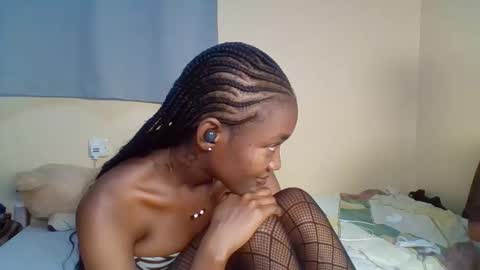 Snapshot of snowie_eyes chatting on 01-17-26, 12:54 Snowie eyes online show from 01-17-26, 12:54