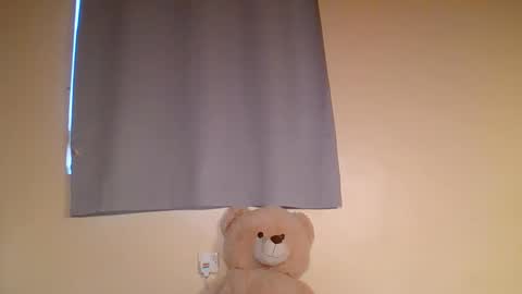 Snapshot of snowie_eyes chatting on 02-18-26, 12:23 Snowie eyes online show from 02-18-26, 12:23