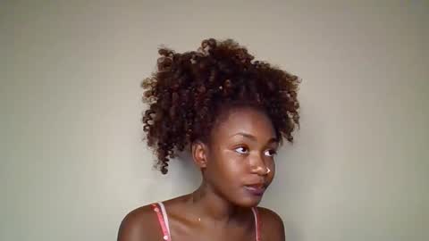Snapshot of snowie_eyes chatting on 05-13-26, 04:32 Snowie eyes online show from 05-13-26, 04:32