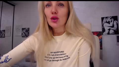 Snapshot of so_sexy_monna chatting on 01-15-25, 02:46 Monna online show from 01-15-25, 02:46