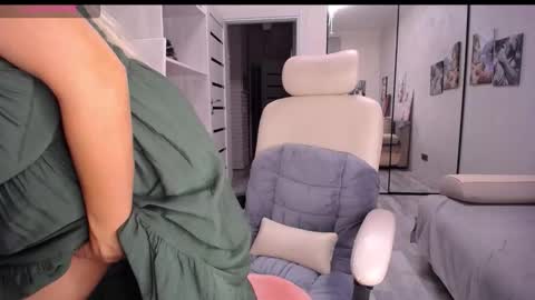 Snapshot of so_sexy_monna chatting on 09-22-25, 05:48 Monna online show from 09-22-25, 05:48