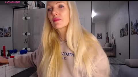 Snapshot of so_sexy_monna chatting on 11-03-25, 02:40 Monna online show from 11-03-25, 02:40