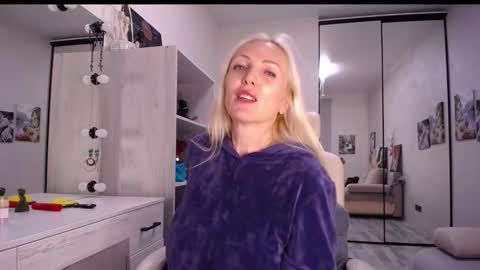 Snapshot of so_sexy_monna chatting on 11-11-25, 03:01 Monna online show from 11-11-25, 03:01