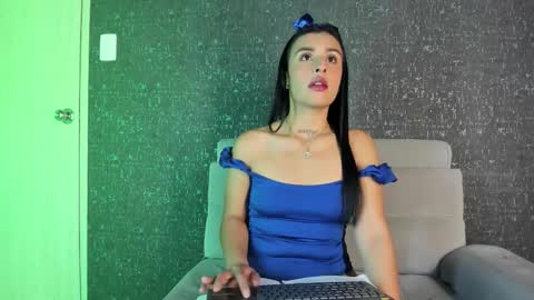 Snapshot of soffialopez_ chatting on 10-19-25, 12:17 Sofia online show from 10-19-25, 12:17