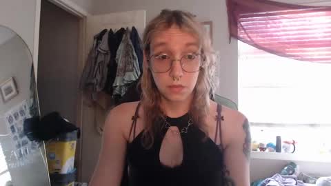 Snapshot of soffpurr chatting on 03-30-26, 09:49 Lilytea online show from 03-30-26, 09:49
