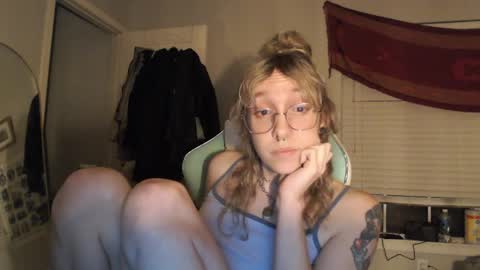 Snapshot of soffpurr chatting on 05-15-26, 07:26 Lilytea online show from 05-15-26, 07:26