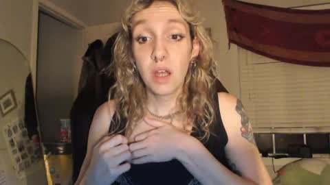 Snapshot of soffpurr chatting on 05-20-26, 07:14 Lilytea online show from 05-20-26, 07:14