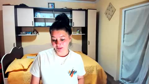 Snapshot of soffy_skye chatting on 05-26-26, 05:03 Soffy online show from 05-26-26, 05:03