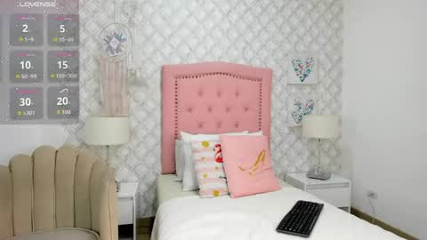 sofia_martinez9 online show from 04-27-26, 07:45