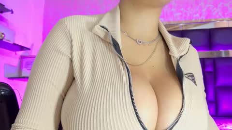 Snapshot of sofia_martinn chatting on 10-25-25, 03:14 Sofia online show from 10-25-25, 03:14