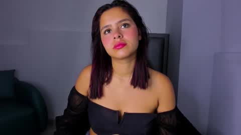 Snapshot of sofia_villareal chatting on 09-18-25, 11:56 Sofa online show from 09-18-25, 11:56