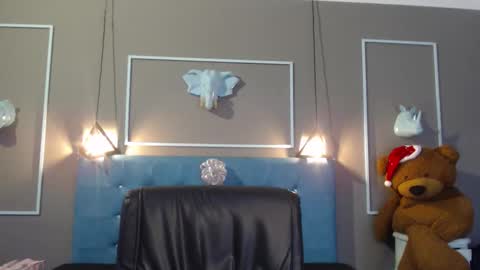 Sofa online show from 12-15-25, 11:03