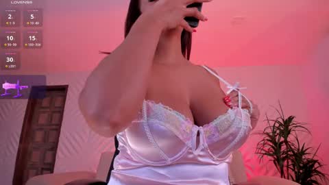 Snapshot of sofiareyesx1 chatting on 02-16-25, 07:38 Sofia Reyes online show from 02-16-25, 07:38